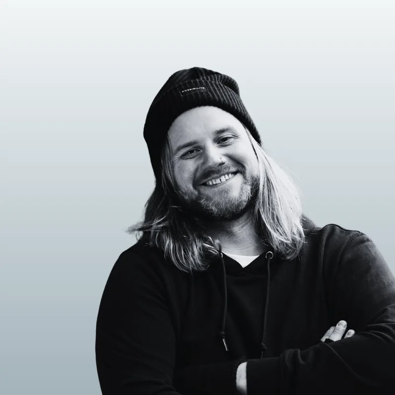 Greg von aura2wei lächelt in die Kamera.