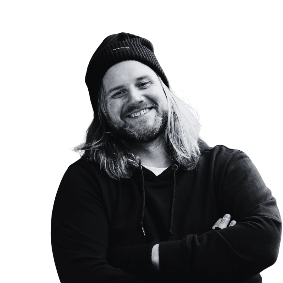 Porträt eines Marketing-Experten in Schwarz-Weiß – authentischer Auftritt und persönliche Haltung für digitale Klarheit bei der Agentur aura²wei.